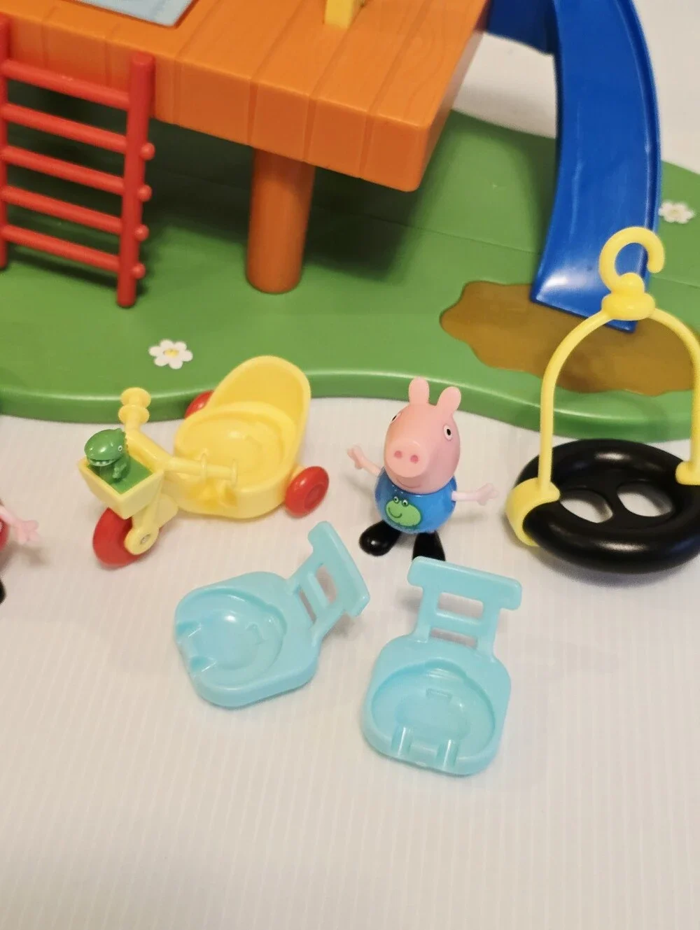 Peppa Pig’s Treehouse & George Fort Treehouse READ